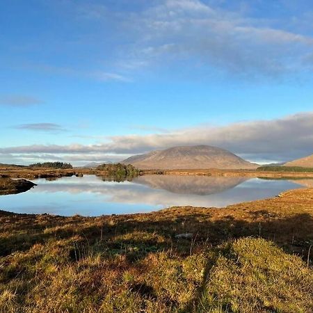 Private Apartment One On Lough Corrib, Oughterard ゴールウェイ エクステリア 写真