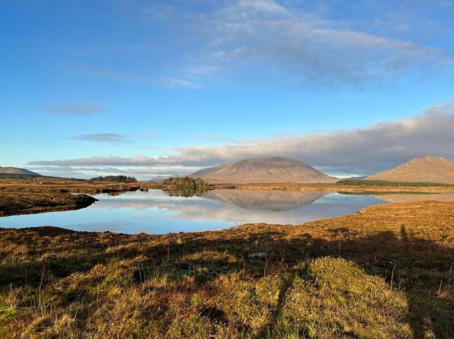Private Apartment One On Lough Corrib, Oughterard ゴールウェイ エクステリア 写真